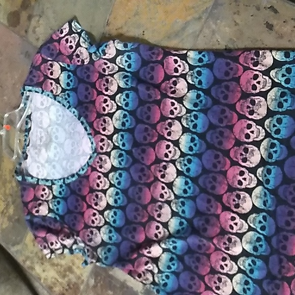 No Boundaries skull top. - Picture 3 of 8